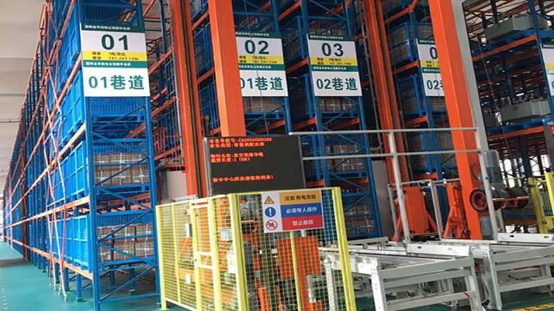 根据GB/T 15579-2011货架国标，叉车通道宽度应满足以下要求：